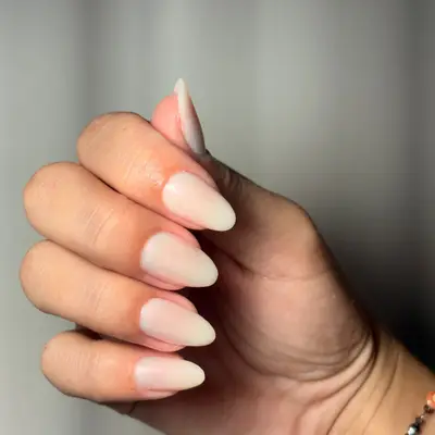 Alongamento em gel nude leitoso, formato amêndoa